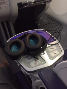 機内でBOSEのノイズキャンセリングヘッドホンを使用して安眠