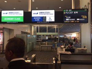 羽田空港国際線ターミナル108A搭乗口からANAの飛行機に乗る