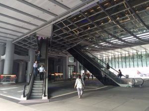 香港のHSBC本店の入口は大きいです。さらにWifiまで無料です。