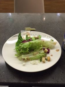 上海の空港内ラウンジにてサラダを食べる