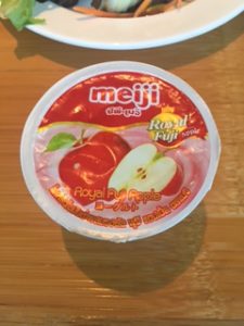 タイの明治りんごのヨーグルト