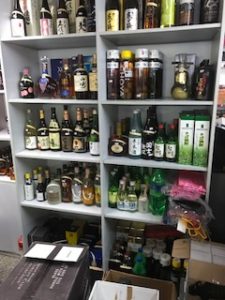 日本のお酒もたくさん売っているヤンゴンの酒屋