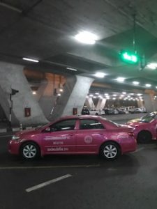 タイのピンク色のタクシー