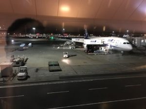 夜の羽田空港にあるANAの機体