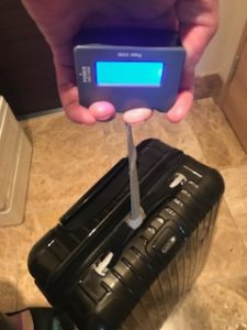 スーツケースの重さを測る