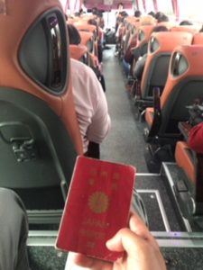 バスの車内でパスポートを用意